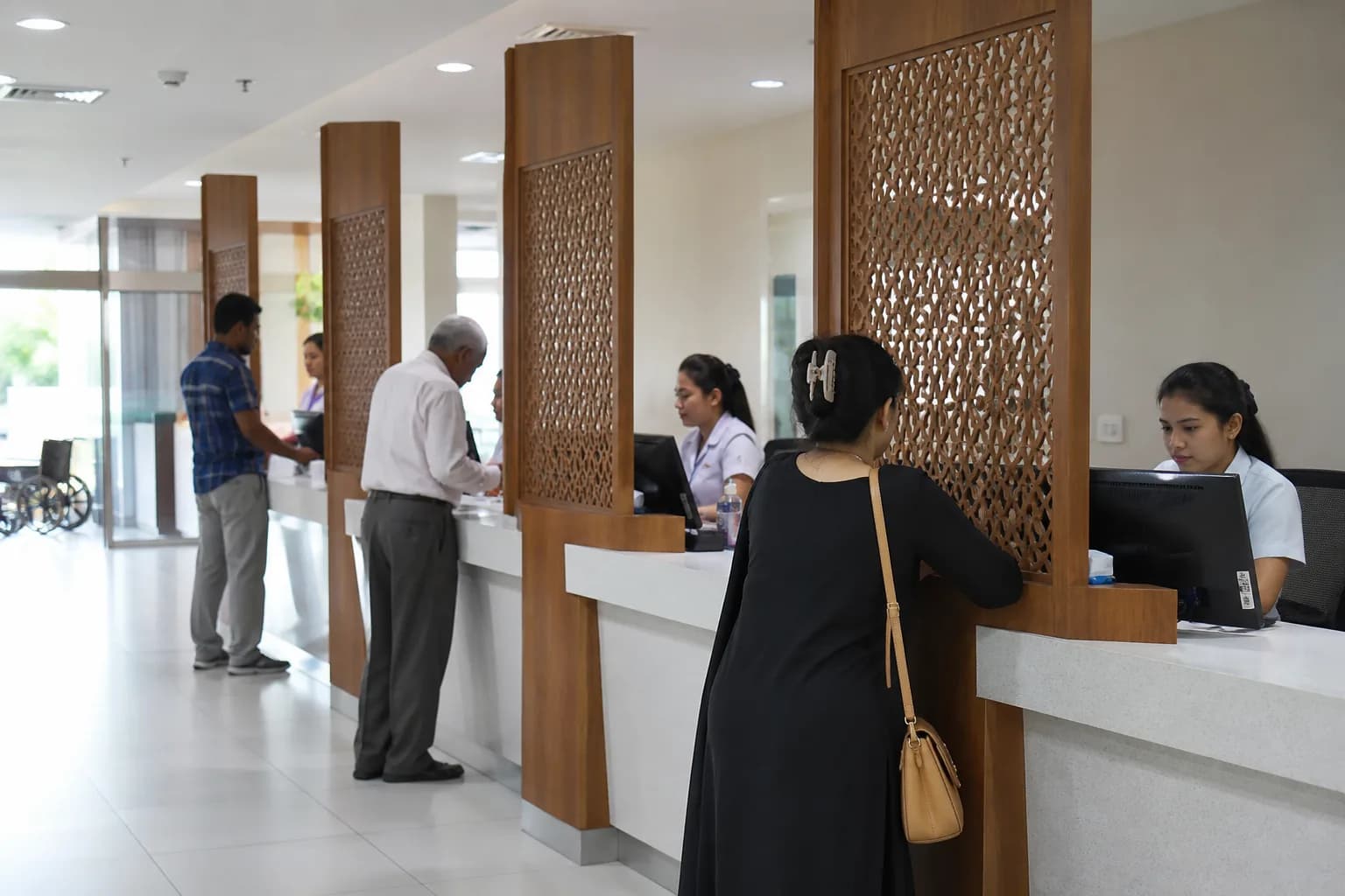 Serpentine single queue layout feeding multiple hospital registration counters