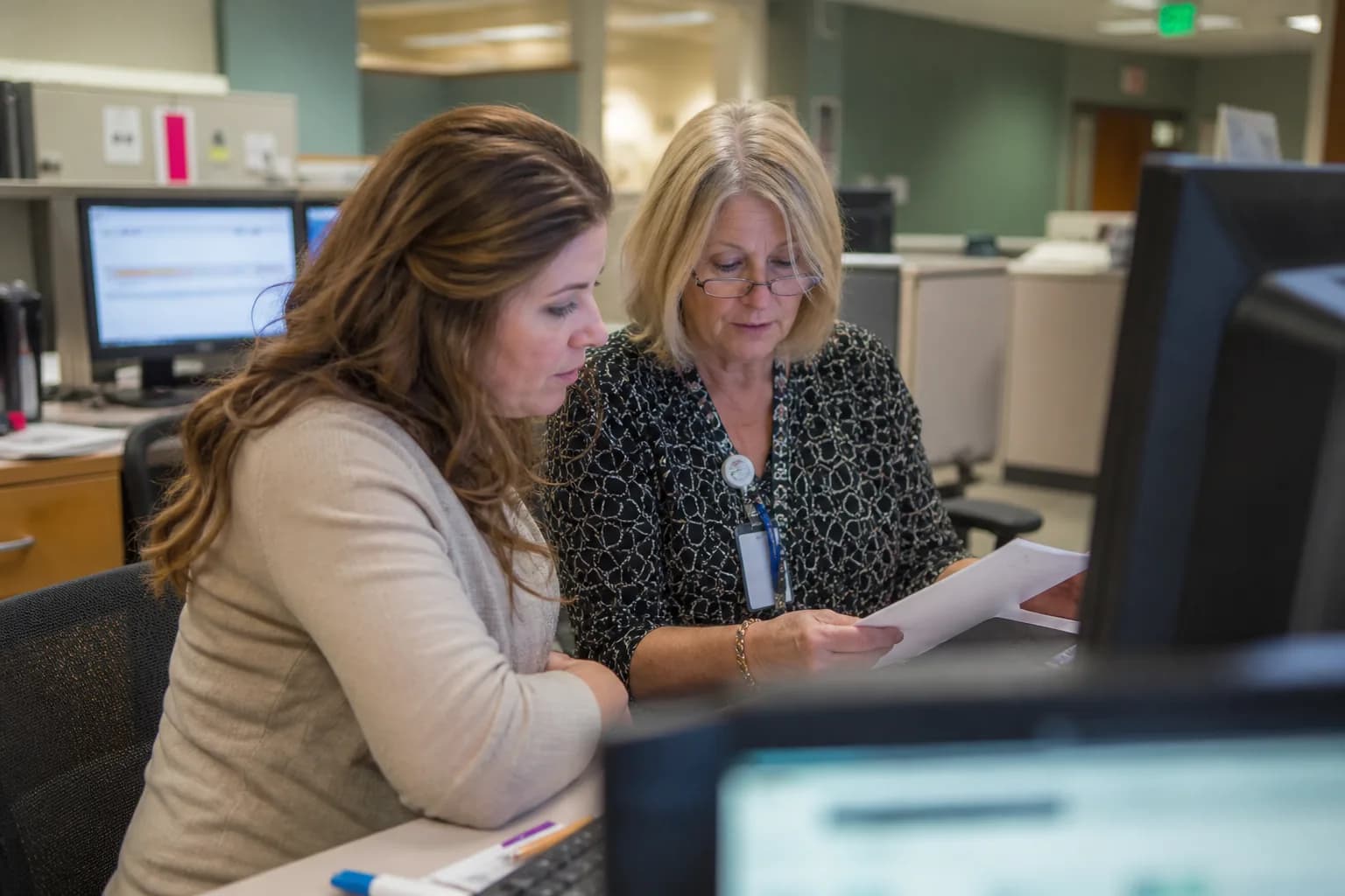 Hospital cashier closing a session with system-generated expected balance