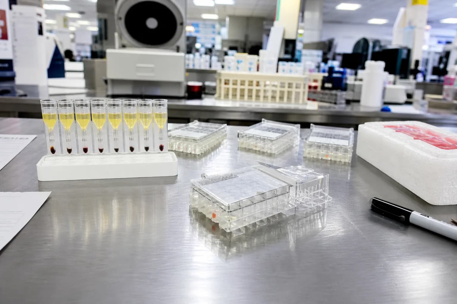 Mobile label printer producing a barcoded specimen label at the bedside during collection