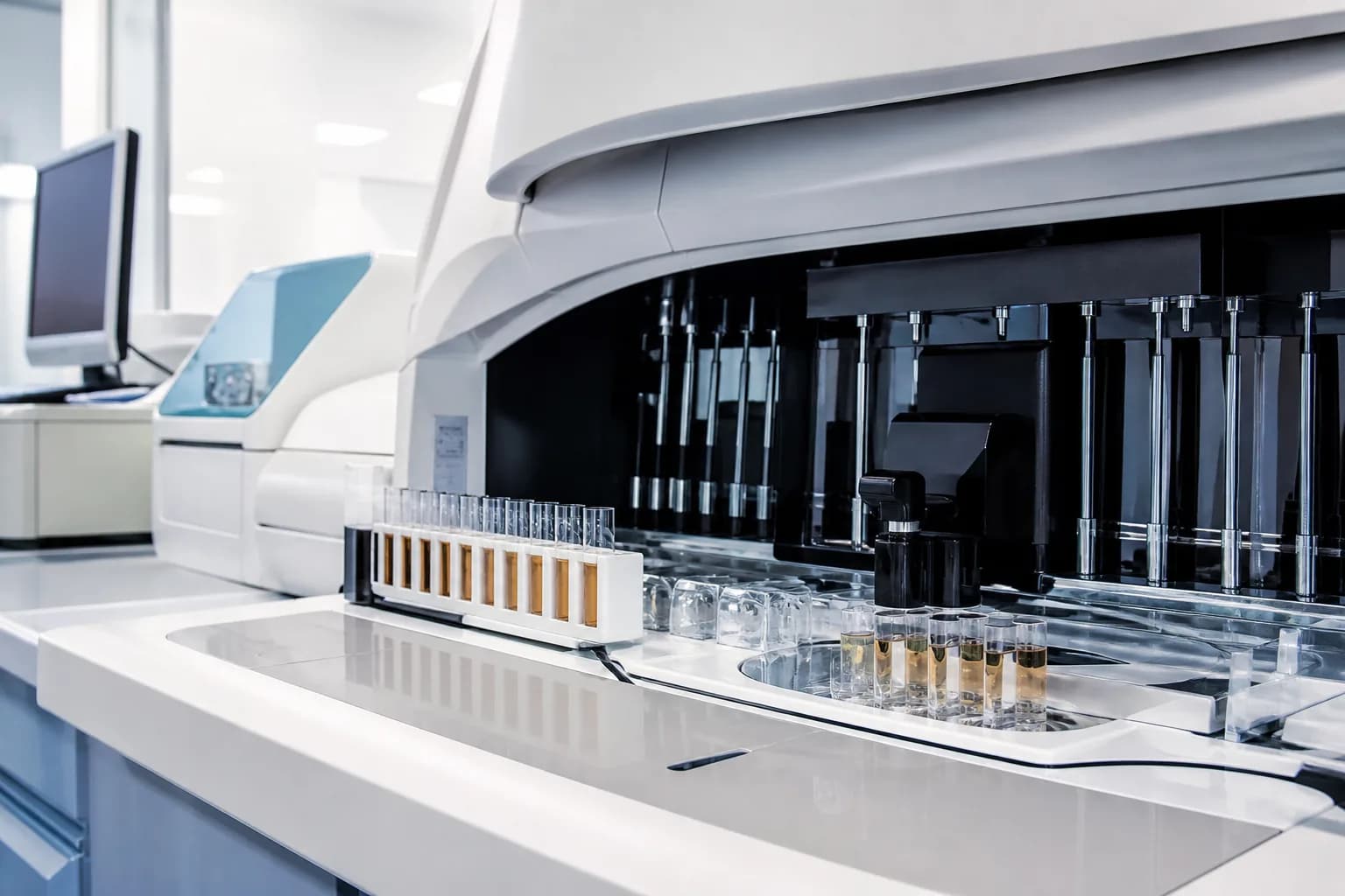 Split-sample correlation study comparing a bedside device against the central laboratory analyser